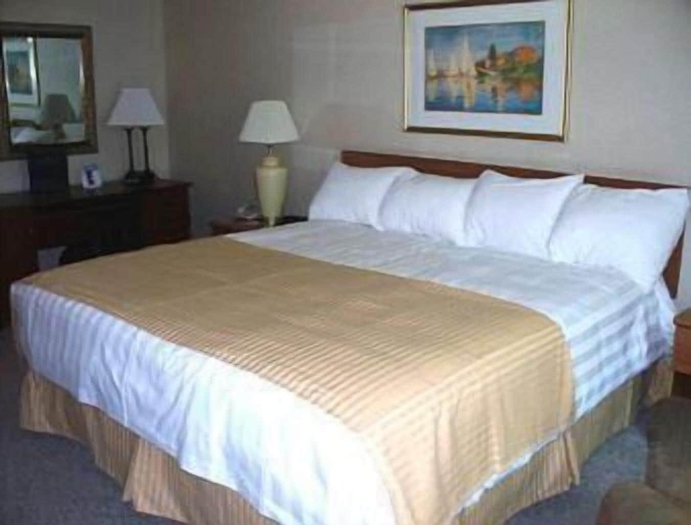 Ramada By Wyndham Watertown Thousand Esterno foto