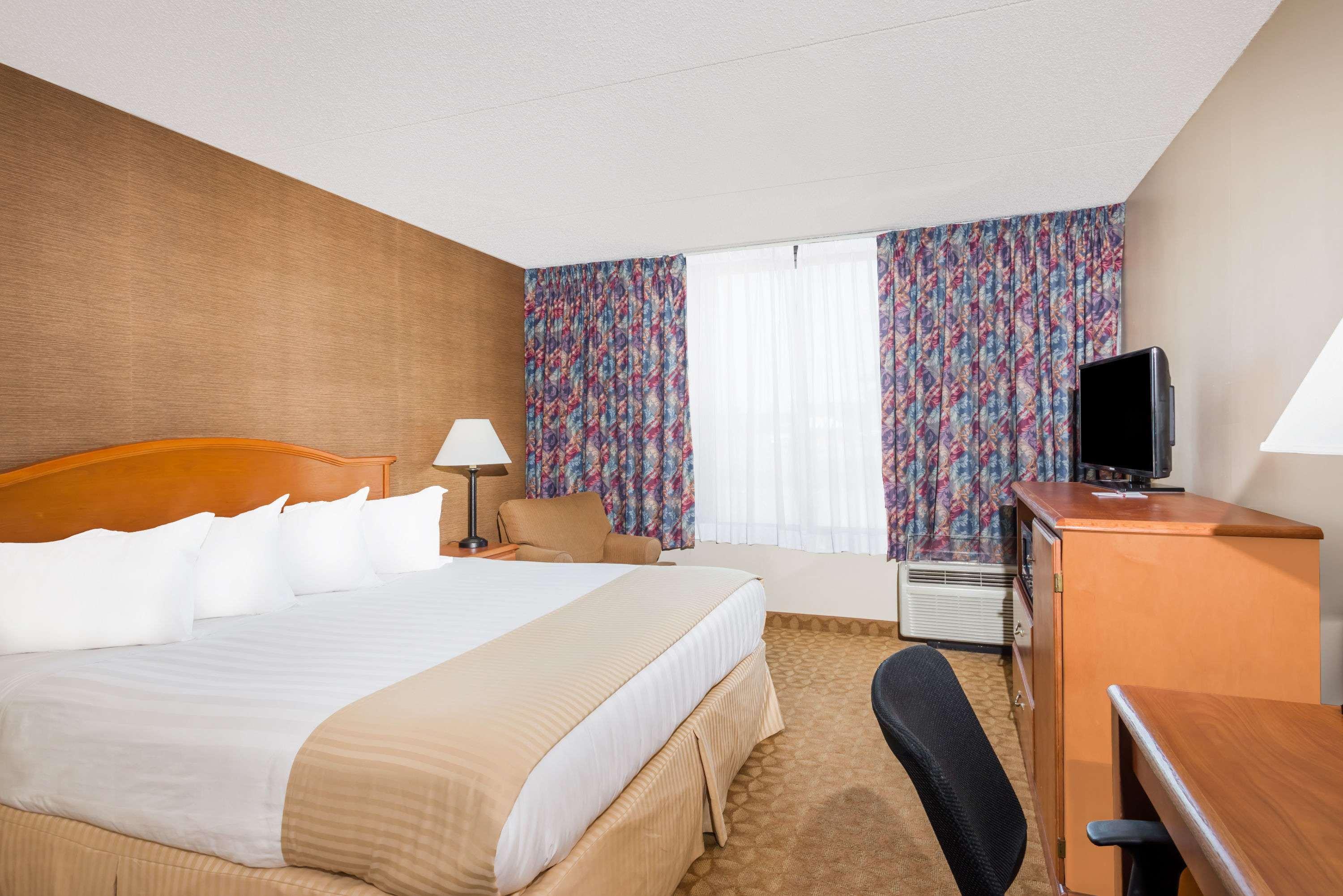 Ramada By Wyndham Watertown Thousand Esterno foto