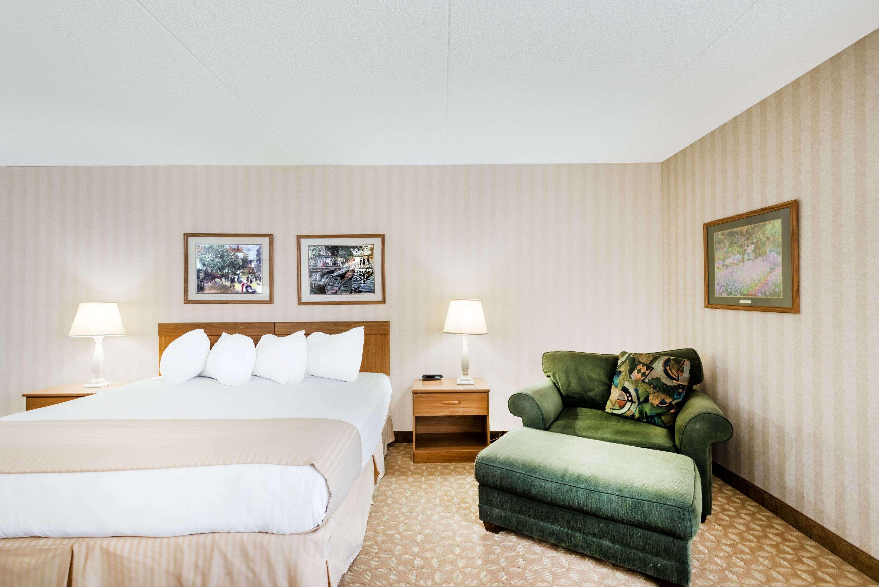 Ramada By Wyndham Watertown Thousand Esterno foto