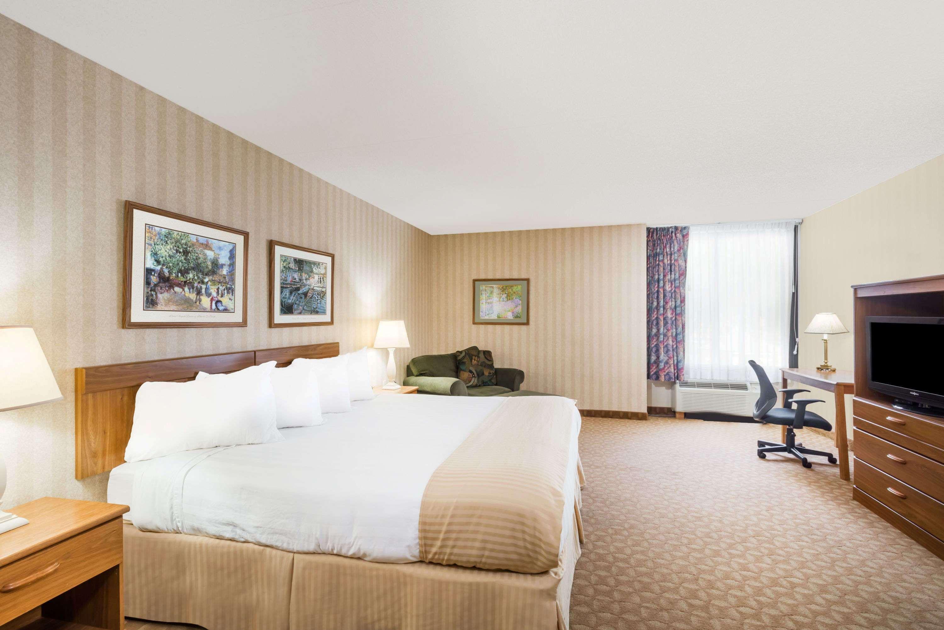 Ramada By Wyndham Watertown Thousand Esterno foto