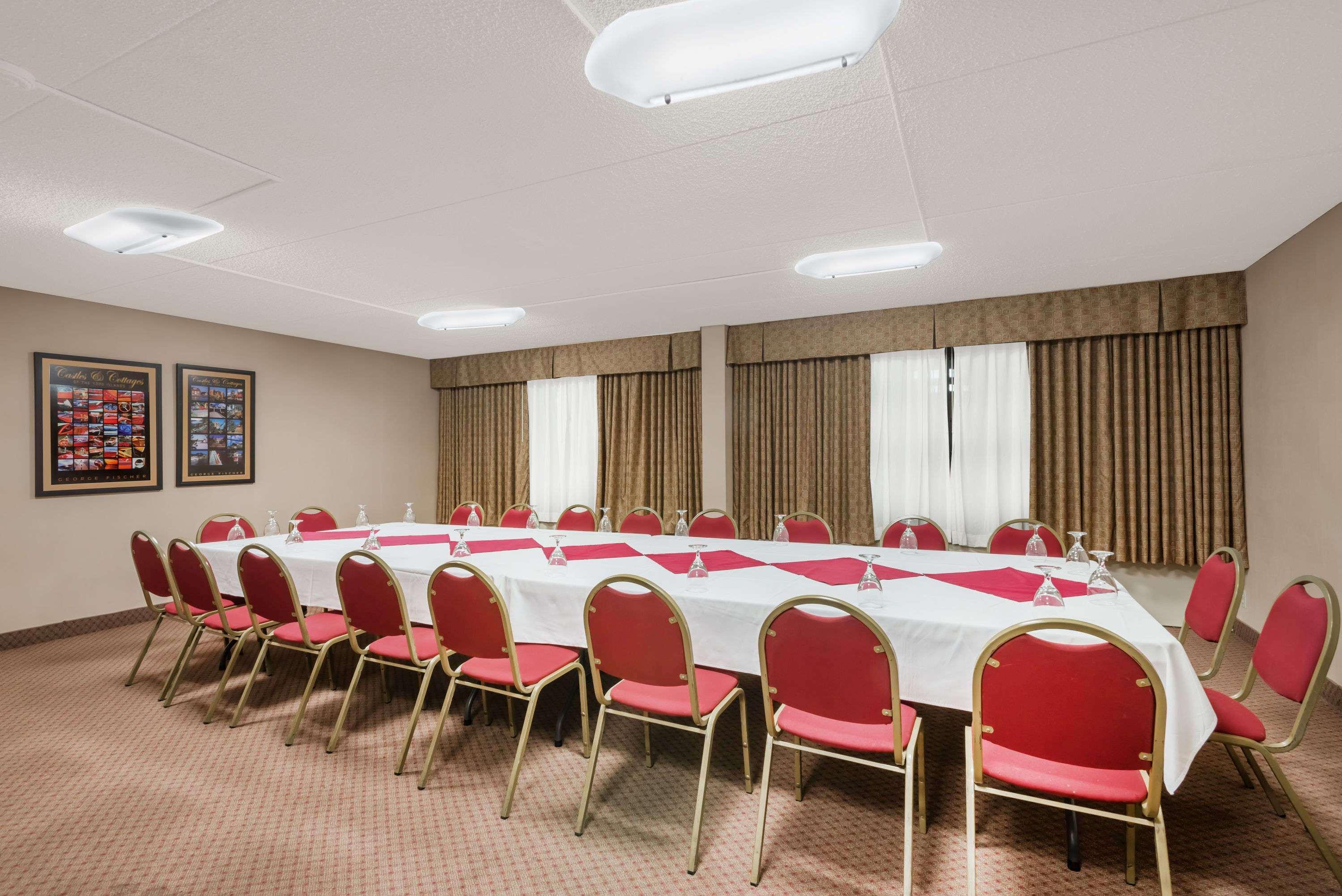 Ramada By Wyndham Watertown Thousand Esterno foto