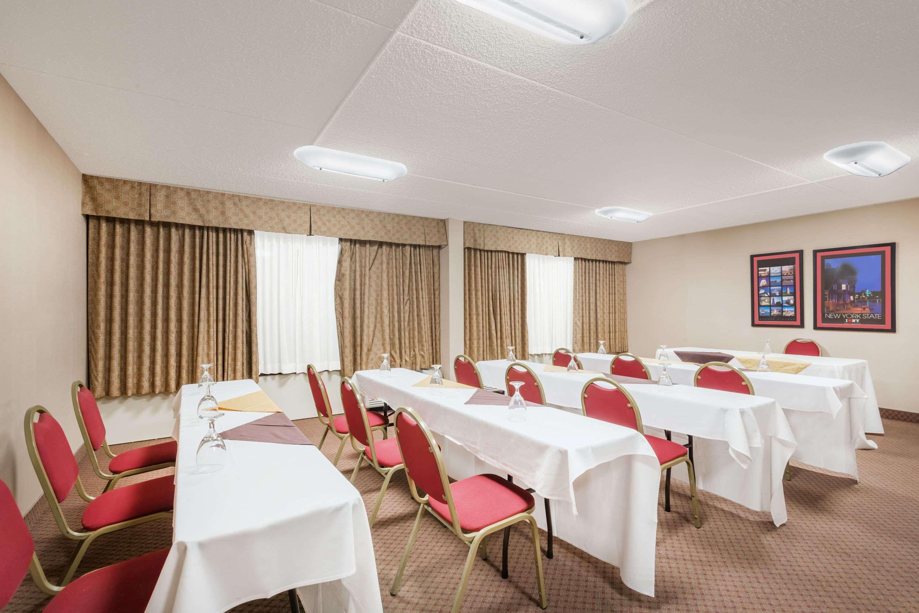 Ramada By Wyndham Watertown Thousand Esterno foto