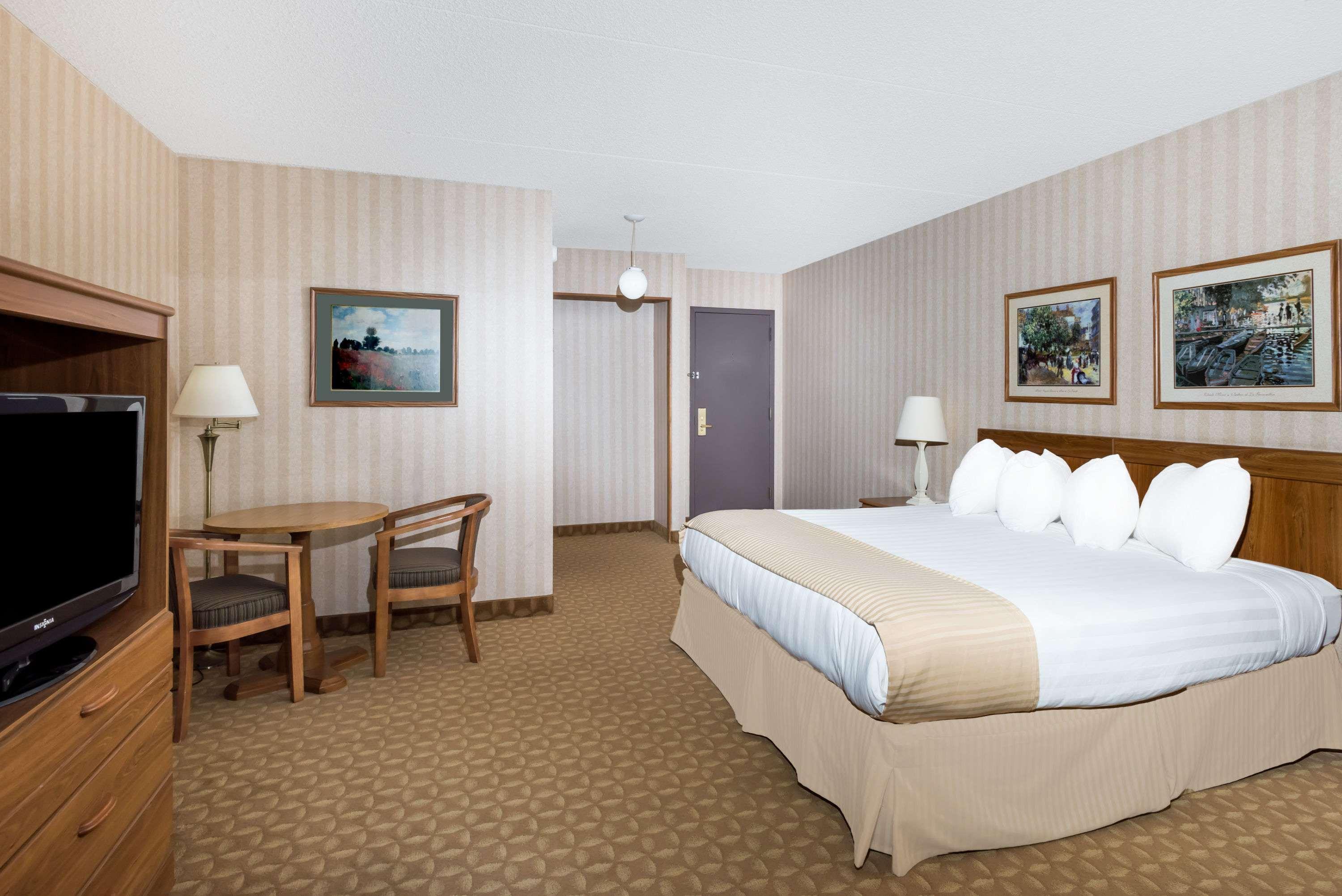 Ramada By Wyndham Watertown Thousand Esterno foto