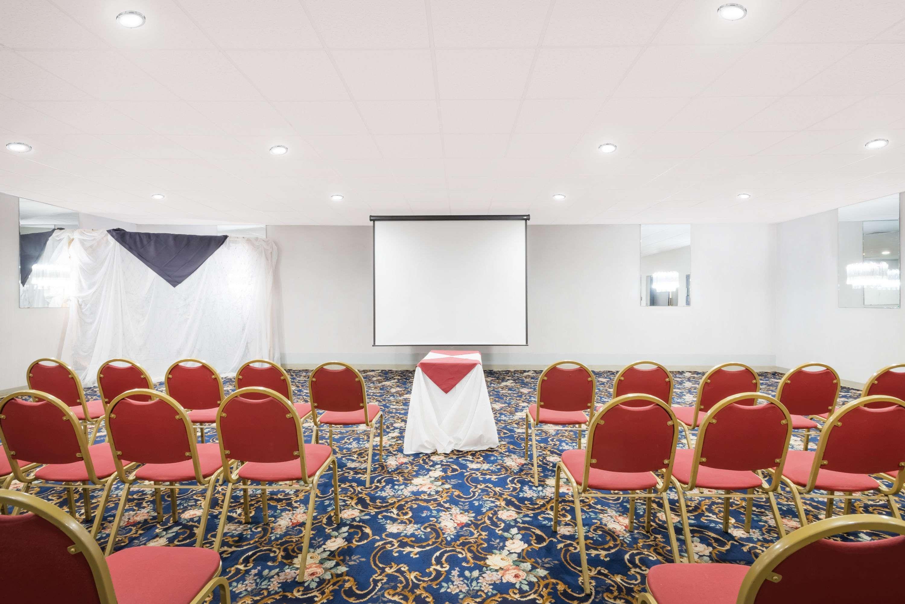 Ramada By Wyndham Watertown Thousand Esterno foto