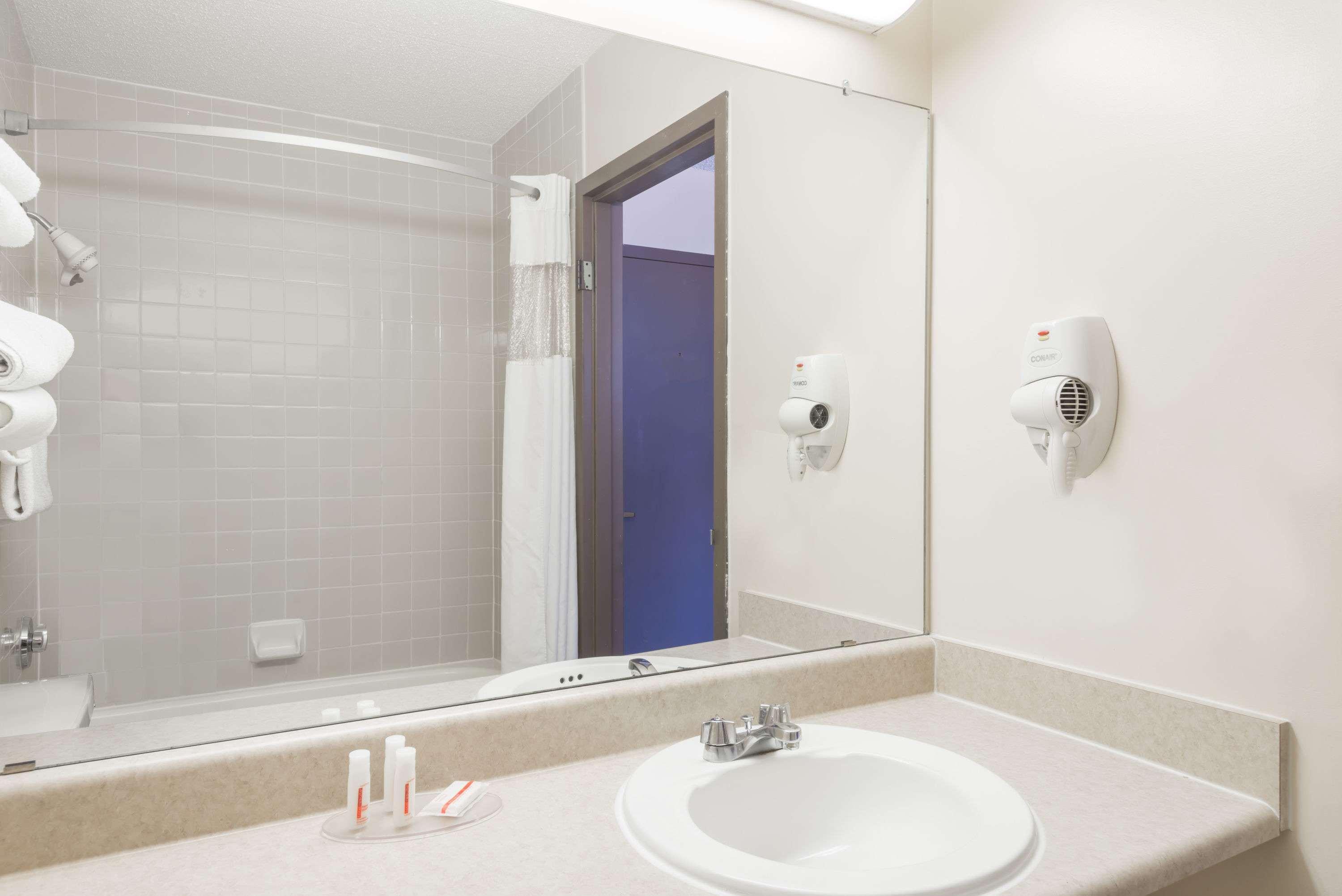 Ramada By Wyndham Watertown Thousand Esterno foto