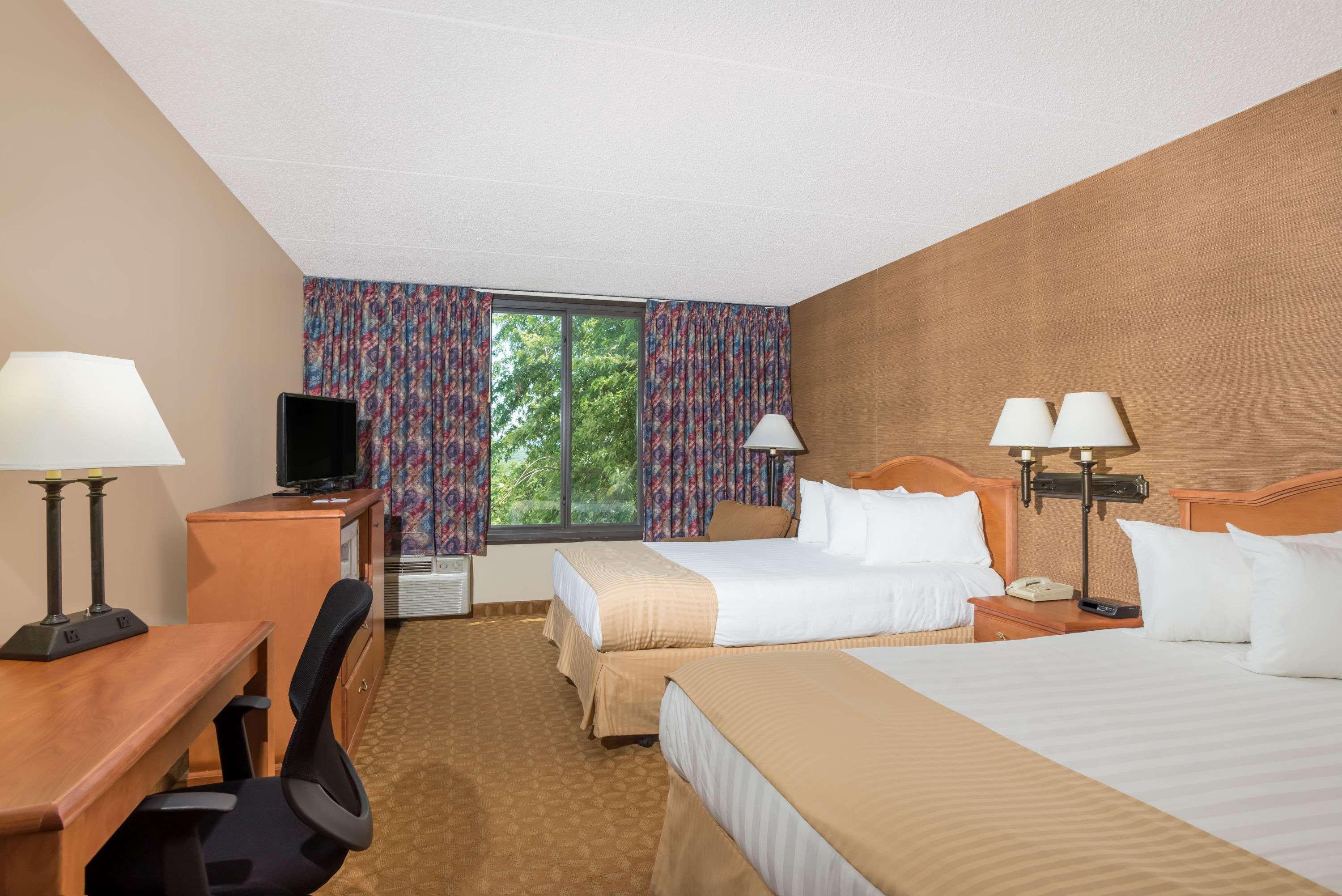Ramada By Wyndham Watertown Thousand Esterno foto