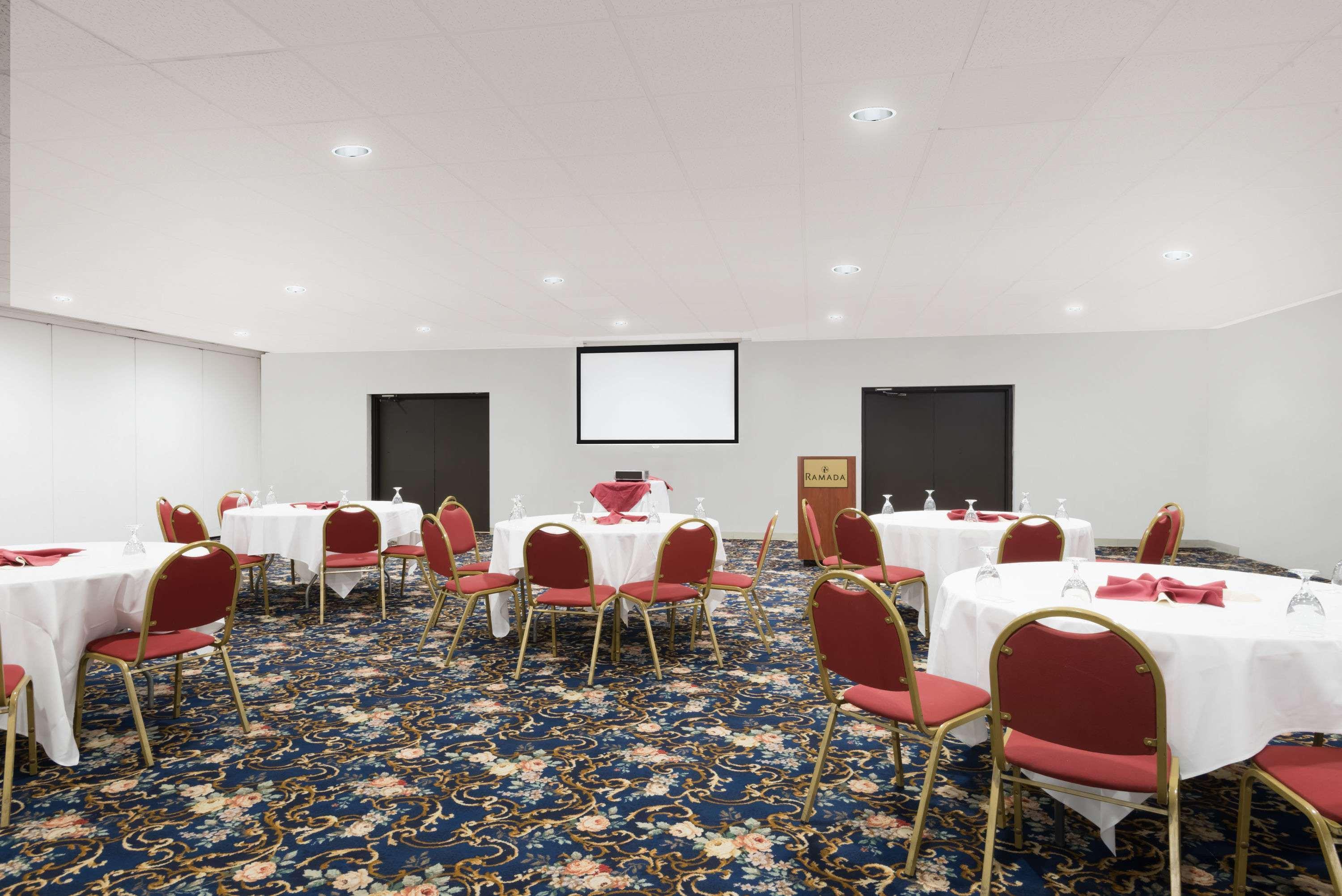 Ramada By Wyndham Watertown Thousand Esterno foto