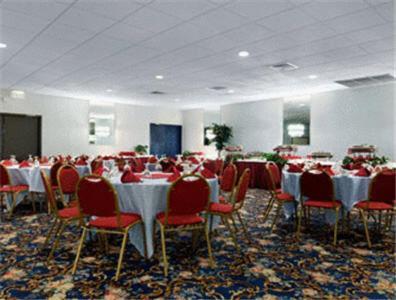 Ramada By Wyndham Watertown Thousand Ristorante foto