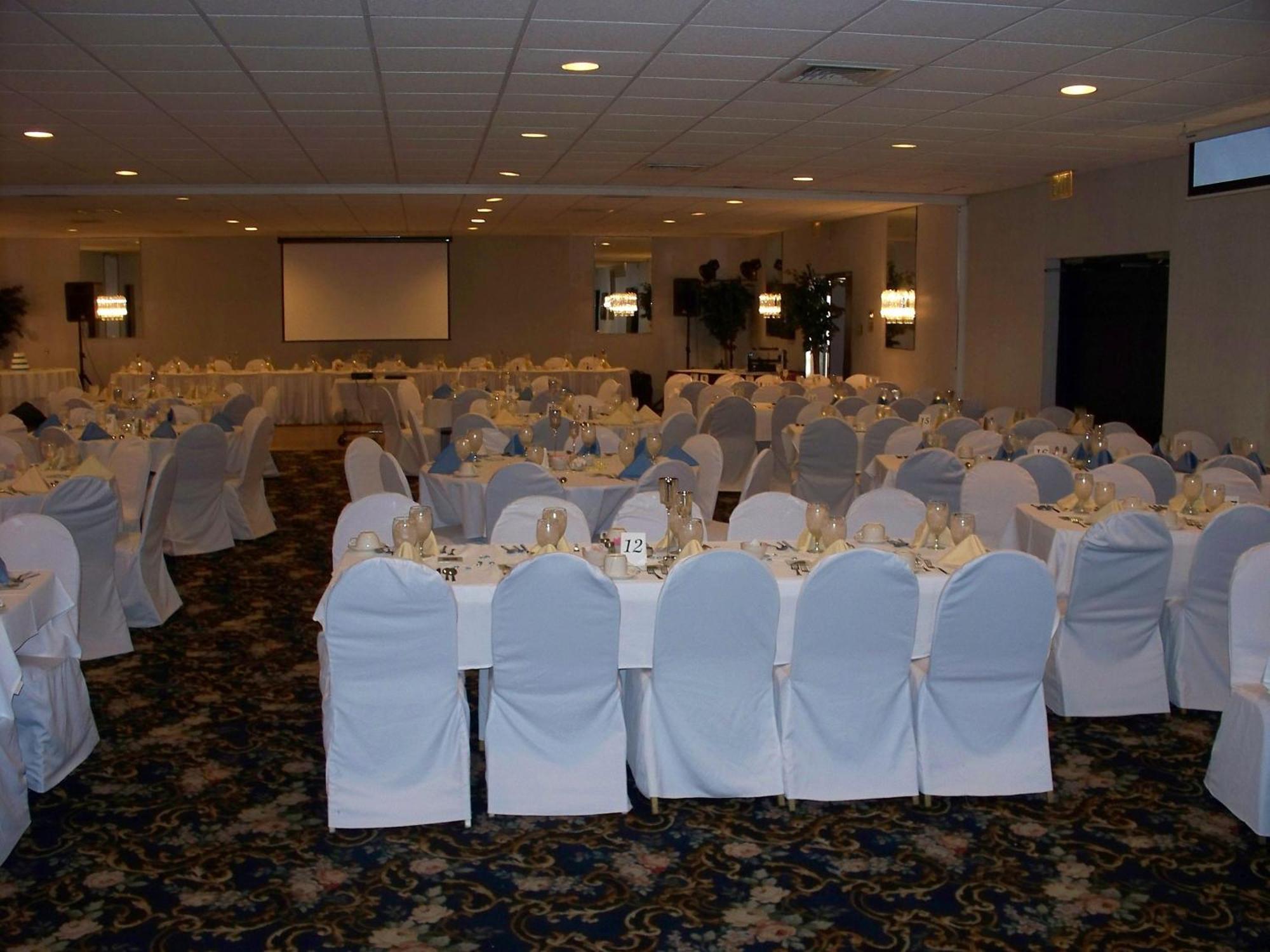Ramada By Wyndham Watertown Thousand Esterno foto
